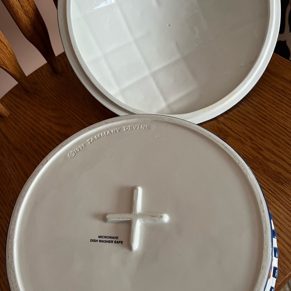 CERAMIC LIDDED SERVING BOWL -1999 TAMMANY DEVINE DEMDACO BUTTONS & SNOW-EXC COND - Picture 5 of 6